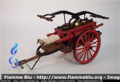 Carro con pompa a mano
Vigili del Fuoco
Anno 1880 circa
Modello in scala 1:14
