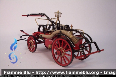 Carro con pompa a mano
Vigili del Fuoco
Anno 1890 circa
Modello in scala 1:14
