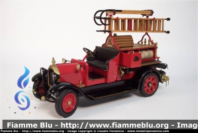 Fiat 15 Ter
Vigili del Fuoco
AutoPompa - Anno 1913
Modello in scala 1:14
Parole chiave: Fiat 15_Ter