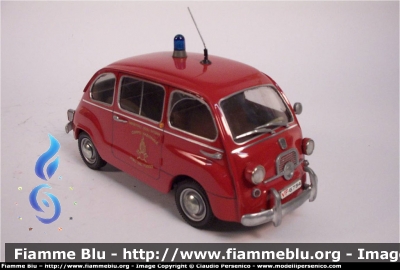 Fiat 600 Multipla
Vigili del Fuoco
Autovettura - Anno 1960
Modello in scala 1:14
Parole chiave: Fiat 600_Multipla