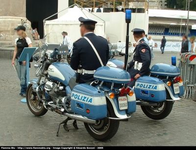 Moto Guzzi California EV
Polizia di Stato
Squadra Volante
POLIZIA D0060
POLIZIA D0061
Parole chiave: Moto-Guzzi California_EV PoliziaD0060 PoliziaD0061 Festa_della_Polizia_2005