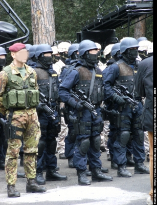 Uniforme GIS
Carabinieri
2° Brigata Mobile
Carabinieri Paracadutisti
Gruppo Intervento Speciale
Parole chiave: Uniformi_Carabinieri GIS 30_anni_GIS