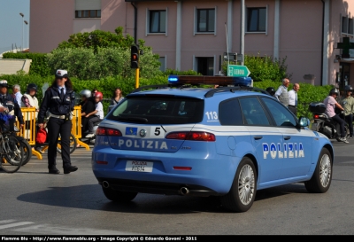 Alfa Romeo 159 Sportwagon
Polizia di Stato
Polizia Stradale
in scorta al Giro d'Italia 2011
con stemma listato a lutto
POLIZIA H1614
Parole chiave: Alfa-Romeo 159_Sportwagon POLIZIAH1614