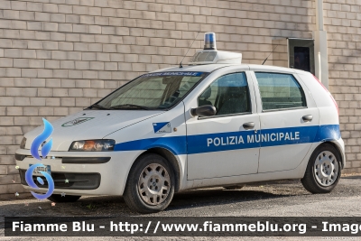 Fiat Punto II serie
Polizia Municipale
Comune di Ancona
Automezzo numero: 17
Parole chiave: Fiat Punto_IIserie