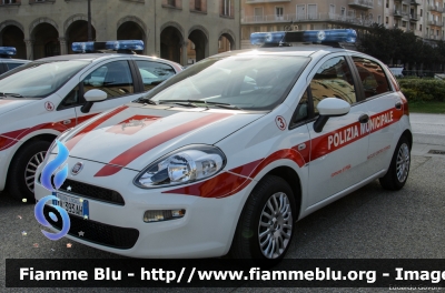 Fiat Punto VI serie
3 - Polizia Municipale Pisa
Nucleo Centro Storico
Allestita Ciabilli
POLIZIA LOCALE YA 393 AH
Parole chiave: Fiat Punto_VIserie POLIZIALOCALEYA393AH