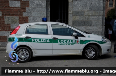 Fiat Grande Punto
Polizia Locale
Comune di Milano
322
Parole chiave: Fiat Grande_Punto