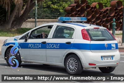 Fiat Punto VI serie
Polizia Locale Genova
Codice Automezzo: A52
POLIZIA LOCALE YA 401 AK
Parole chiave: Fiat Punto_VIserie POLIZIALOCALEYA401AK