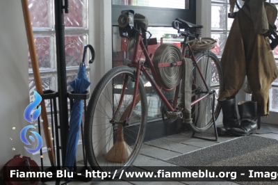 Bicicletta
Vigili del Fuoco
Distretto di Pergine Valsugana
Corpo Volontario di Caldonazzo (TN)
Mezzo storico
Parole chiave: bicicletta