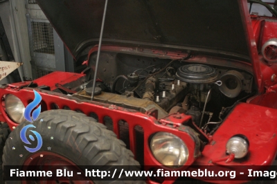 Jeep Willys
Vigili del Fuoco
Distretto di Pergine Valsugana
Corpo Volontario di Pergine Valsugana (TN)
particolare vano motore
* veicolo storico *
Parole chiave: Jeep Willys