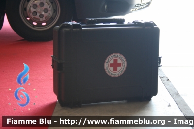 DJI Phantom 2 Vision+
Croce Rossa Italiana
Comitato Provinciale di Bologna
Progetto SAPR
valigia batterie di riserva
in esposizione a
Emergency Expo 2015
Parole chiave: Hubsan Phantom