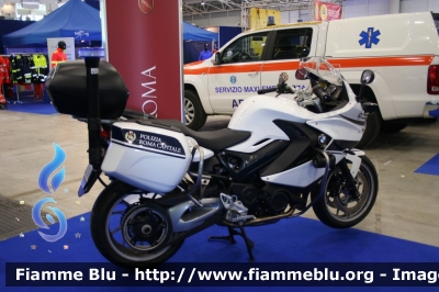 Bmw F800gt
Polizia Roma Capitale
in esposizione a
Emergency Expo 2015
Parole chiave: Bmw F800gt emergency_expo_2015