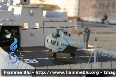Nave F593 " Carabiniere "
Marina Militare Italiana
Modello Ufficiale da Esposizione
superficie di appontaggio con
Agusta Westland EH101
Parole chiave: Nave F593_Carabiniere