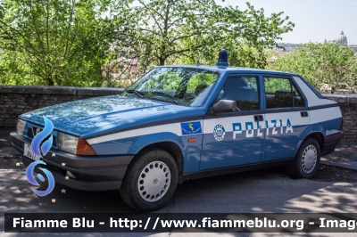 Alfa Romeo 75 II serie
Polizia di Stato
Polizia Stradale
Esemplare esposto presso il Museo delle auto della Polizia di Stato
POLIZIA A8477 
Parole chiave: Alfa_Romeo 75_II_serie poliziaA8477