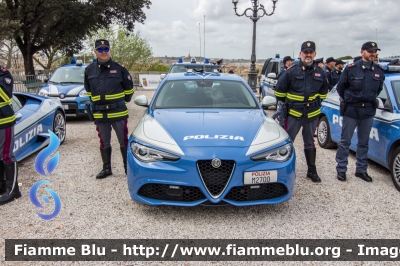 Alfa Romeo Nuova Giulia Q4
Polizia di Stato
Polizia Stradale
POLIZIA M2700
Parole chiave: Alfa-Romeo Nuova_Giulia_Q4 POLIZIA M2700 Festa_della_Polizia_2018