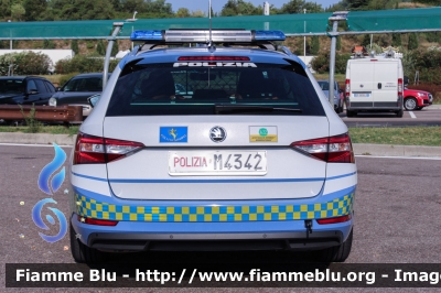 Skoda Superb Wagon 4x4 III serie
Polizia di Stato
Polizia Stradale
in servizio sulla A22 "Modena-Brennero"
POLIZIA M4342
Parole chiave: Skoda Superb_Wagon_4x4_IIIserie POLIZIAM4342