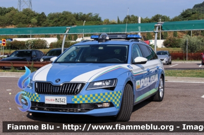 Skoda Superb Wagon 4x4 III serie
Polizia di Stato
Polizia Stradale
in servizio sulla A22 "Modena-Brennero"
POLIZIA M4342
Parole chiave: Skoda Superb_Wagon_4x4_IIIserie POLIZIAM4342