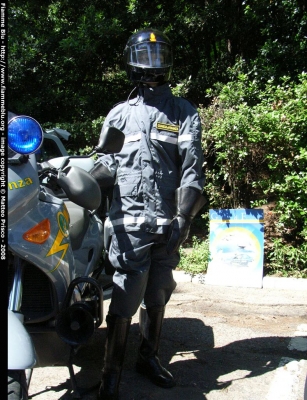 Uniforme da motociclista
Guardia di Finanza

Parole chiave: uniforme motociclista