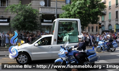 Bmw R850RT II serie
Polizia di Stato
Polizia Stradale
Scorta Papale
Parole chiave: Bmw R850RT_IIserie Visita_Papa_Milano_2012