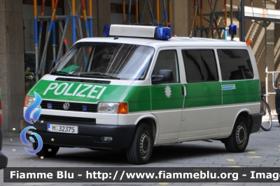 Volkswagen Transporter T4
Bundesrepublik Deutschland - Germania
Landespolizei 
Bayern - München 
Polizia territoriale della Baviera
- Monaco -

Parole chiave: Volkswagen Transporter_T4