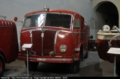 Fiat 666N7
Vigili del Fuoco
Museo di Mantova
AutoPompaSerbatoio storica allestimento Viberti
Anno 1955
VF 3512 
Parole chiave: Fiat 666N7 VF3512