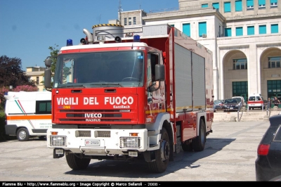 Iveco EuroTech 190E35 "One"
Vigili del Fuoco
Nucleo NBCR comando provinciale Milano Via Messina
VF 21923
Parole chiave: Iveco EuroTech_190E35_One VVF_Milano VF21923 VF21923