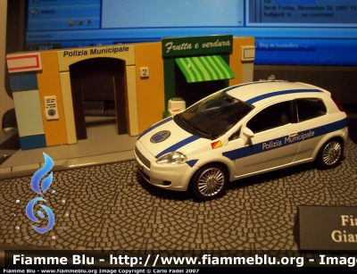Fiat Grande Punto
Polizia Municipale Emilia Romagna
prototipo - base Norev

