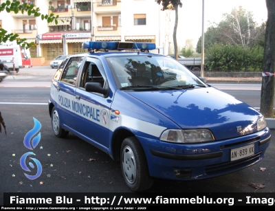 Fiat Punto I serie
Polizia Locale
San Vendemiano (TV)
rara versione con lampeggiante a barra
Parole chiave: Fiat Punto_Iserie