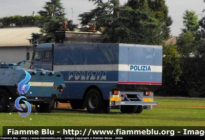 Iveco 190-30 4x4
Polizia di Stato
Reparto Mobile Padova
nuova livrea
POLIZIA A7043
Parole chiave: Iveco 190-30_4x4 PoliziaA7043