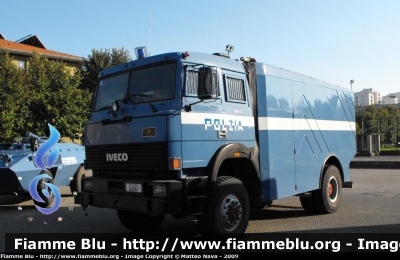 Iveco 190-26 4x4
Polizia di Stato
Reparto Mobile Milano
POLIZIA A2294
Parole chiave: Iveco 190-26_4x4 PoliziaA2294