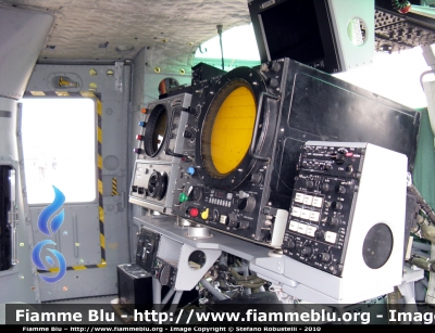 Agusta-Bell AB 212 ASW
Marina Militare Italiana
Reparto Volo
7-67
• postazione sistema radar •
Parole chiave: Agusta-Bell AB_212_ASW 7-6715-38 50_anni_72°_stormo