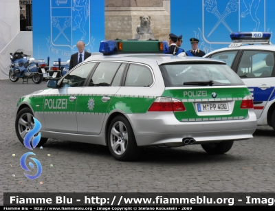 Bmw Serie5 E60 Touring 
Bundesrepublik Deutschland - Germania
Landespolizei 
Bayern - München 
Polizia territoriale della Baviera
- Monaco -


Parole chiave: Bmw Serie5_E60_Touring polizei Festa_della_Polizia_2008