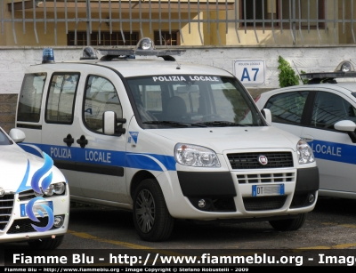 Fiat Doblò II serie
Polizia Locale - A6
Ciampino (Rm)
Ufficio Mobile
Parole chiave: Fiat Doblò_IIserie polizia_locale_ciampino_roma lazio