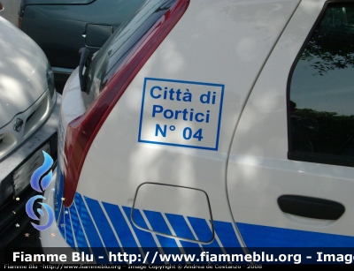 Fiat Punto III Serie
Polizia Municipale Portici (NA)
Autovettura N°04
Particolare dello Stemma Laterale
Parole chiave: Fiat Punto_ IIIserie_Polizia _Municipale_Portici_04(NA)_simbolo _laterale