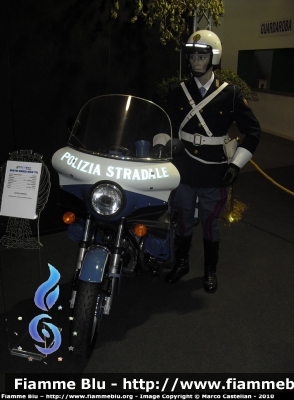 Moto Guzzi 850 T3
Polizia di Stato
Polizia Stradale
Motocicletta storica
Parole chiave: Moto-Guzzi 850_T3 Auto_E_Moto_Epoca_Padova_2010