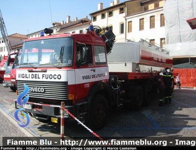 Iveco 330-35
Vigili del Fuoco
Comando Provinciale di Treviso
VF 15560
Parole chiave: Iveco 330-35 VF15560