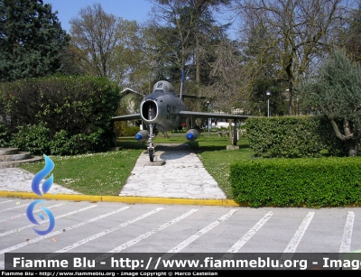 Republic F-84 F Thunderstreak
AM 51° Stormo Istrana (TV)
Esemplare esposto all'ingresso della base
Parole chiave: AM Aerei 51_Stormo_Istrana Republic F-84_F_Thunderstreak