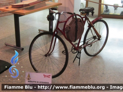 Bicicletta antincendio
Vigili del Fuoco
Museo presso il Comando Provinciale di Milano
