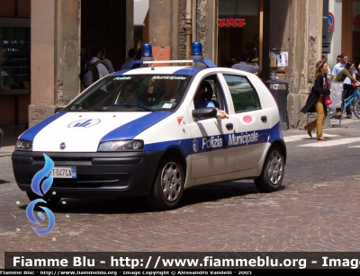 Fiat Punto II serie
Polizia Municipale Bologna
Prima versione molto più rara rispetto alla seconda versione, da cui si differenzia per il tipo di lampeggiante e per la presenza dello stemma comunale sulle portiere
Parole chiave: Fiat Punto_IIserie PM_Bologna