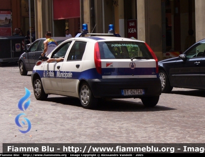 Fiat Punto II serie
Polizia Municipale Bologna
Prima versione molto più rara rispetto alla seconda versione, da cui si differenzia per il tipo di lampeggiante e per la presenza dello stemma comunale sulle portiere
Parole chiave: Fiat Punto_IIserie PM_Bologna