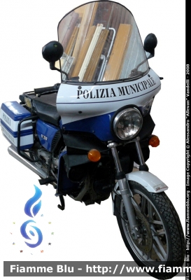 Moto Guzzi V50
PM Convenzione Coseano. Livrea precedente alla normativa regionale.
Parole chiave: Moto_Guzzi V50 Polizia_Municipale Coseano_Sedegliano