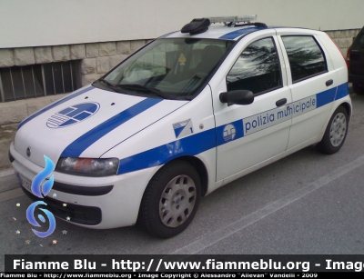 Fiat Punto II serie
Polizia Municipale
Fogliano Redipuglia (GO)
La vettura era originariamente dotata del lampeggiante "a cupolino" della ditta "Sonora"
Parole chiave: fiat punto_IIserie