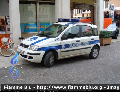 Fiat Panda II serie
Polizia Locale Pordenone - Roveredo in Piano
livrea Polizia Municipale
variante con la dicitura "polizia municipale" sul baule.
Parole chiave: Fiat Panda_IIserie Polizia_Municipale Pordenone