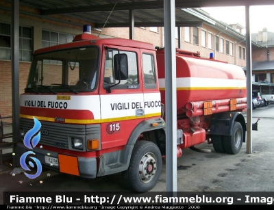 Iveco 135-17
Vigili del Fuoco
Comando Provinciale di Asti
Autocisterna trasporto carburante
VF 14798
Parole chiave: Iveco 135-17 VF14798