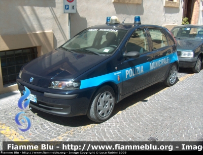Fiat Punto II Serie
Polizia Municipale "Unione dei Comuni Terre dell'Olio e del Sagrantino"
Autovettura Appartenente al Comando di Bevagna (PG)

Parole chiave: Fiat_Punto_II_Serie_PM_Bevagna