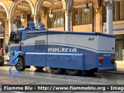 Mercedes Benz Arocs
Polizia di Stato
III Reparto Mobile di Milano
Idrante Allestimento BAI
POLIZIA M2782
Parole chiave: Mercedes-Benz Arocs POLIZIAM2782