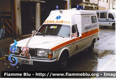 Volvo 245
Misericordia Viareggio
allestita MAF anno 1980 
LU 301900
numero 15 (inizialmente 8) 
dismessa
Parole chiave: Volvo 245 Maf Ambulanza