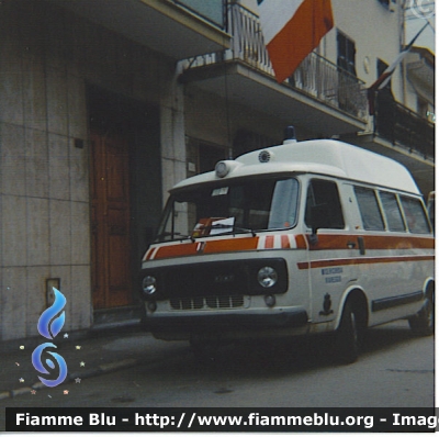 Fiat 238 
Misericordia Viareggio - Fiat 238 - LU 382332 ( dal 07.06.1985) - allestita Fiat Savio mod. Ambulanza Unificata Italiana - n.4 - ex P.A. Piombino (LI) che la acquistò nuova il 28.08.1974 con targa LI 198287 - attualizzata poi esteticamente alla versione 238E - presa usata a Giugno 1982, doveva essere un uso temporaneo, invece restò in servizio fino al 28.05.1989 quando fu demolita.
Parole chiave: Fiat 238 LU 382332 Ambulanza