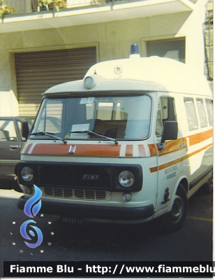 Fiat 238
Misericordia Viareggio - Fiat 238 - LU 382332 ( dal 07.06.1985) - allestita Fiat Savio mod. Ambulanza Unificata Italiana - n.4 - ex P.A. Piombino (LI) che la acquistò nuova il 28.08.1974 con targa LI 198287 - attualizzata poi esteticamente alla versione 238E - presa usata a Giugno 1982, doveva essere un uso temporaneo, invece restò in servizio fino al 28.05.1989 quando fu demolita.
Parole chiave: Fiat 238 LU 382332 Ambulanza
