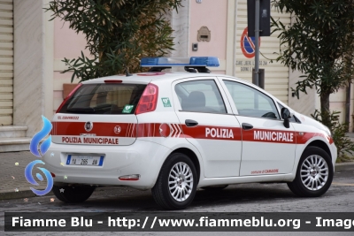 Fiat Grande Punto
Polizia Municipale Camaiore
POLIZIA LOCALE YA 286 AN
Allestita Ciabilli
Codice Automezzo: 15
Parole chiave: Fiat / Grande_Punto / PoliziaLocaleYA286AN