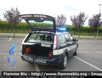 Ford Focus Style Wagon III serie
Polizia Locale
Riese Pio X (TV)
vista piano scrittoio con barra Federal Signal Vama Phoenix Led accesa e MicroLed posteriori
Parole chiave: Ford Focus_Style_Wagon_IIIserie